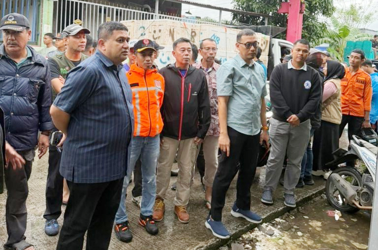 Wali Kota Makassar Turun Langsung Cari Solusi Banjir Langganan Munafri_Tinjau_Lokasi_Banjir_di_Biringkanaya,_Cari_Solusi_Penanganan_di_Sungai_Biring_Je’ne.jpg